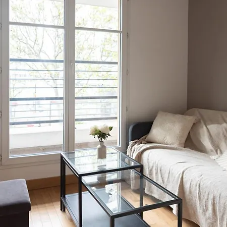 Quiet Studio With Balcony Near Downtown Montrouge