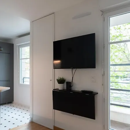 Apartmán Quiet Studio With Balcony Near Downtown