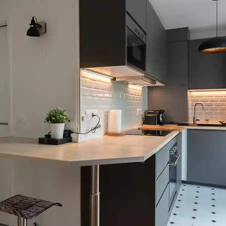 Quiet Studio With Balcony Near Downtown *